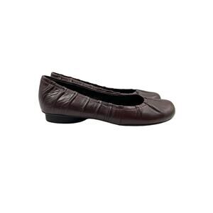 Me Too Casual Leather Brown Pleated Round Toe Flats Size 7